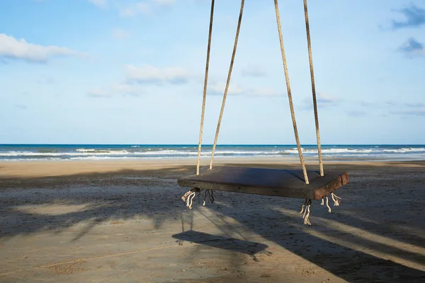 Um balanço de madeira no belo céu azul e fundo do mar — Fotografia de Stock