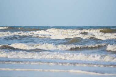 Sahildeki deniz dalgaları