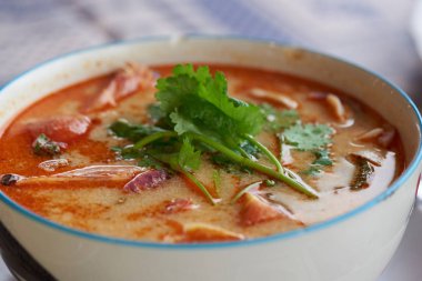 Baharatlı karides çorbasının yakından görünümü