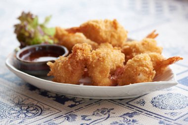 Lezzetli kızarmış karides topları masada