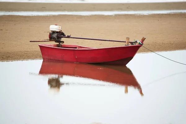 Červená rybářská loď na pláži — Stock fotografie