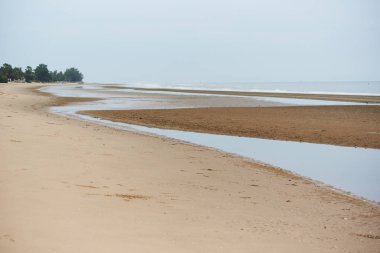 Kloidi günde Pranburi plaj sahnesi
