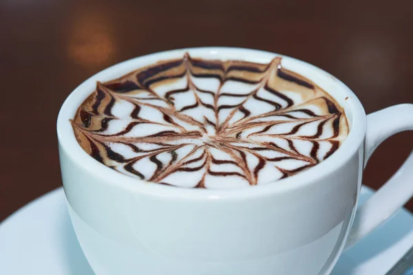 Widok z bliska na smaczną filiżankę cappuccino — Zdjęcie stockowe