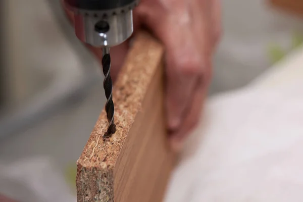 Holz für ein Loch bohren — Stockfoto