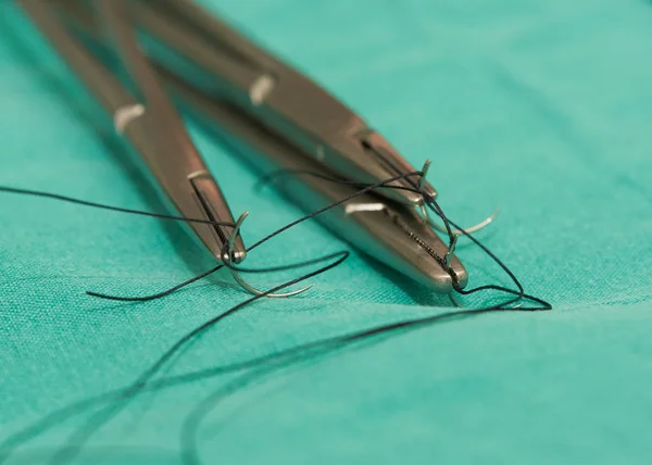 Tre nålhållare och nålar med suturer — Stockfoto