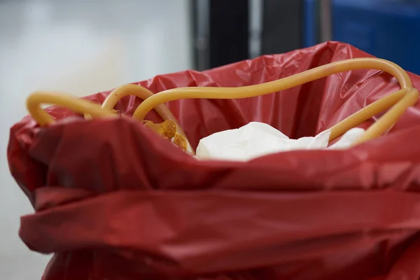 Zuigbuis en chirurgische handschoenen in de rode bak na de operatie in — Stockfoto