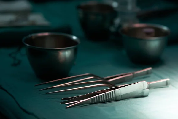 Kirurgiskt instrument på grönt bord i operationssalen — Stockfoto