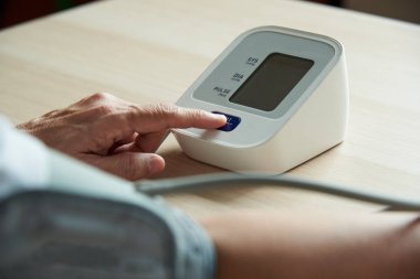 Kendi kendine ölçüm kan basıncının yakın çekim görünümü 