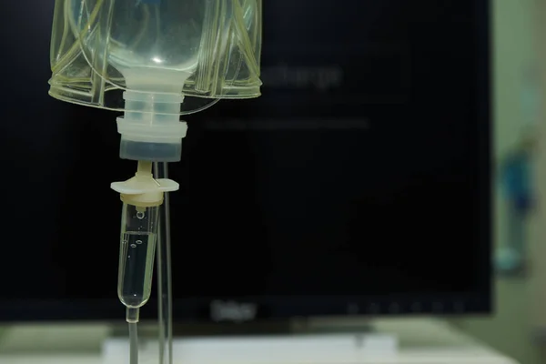 Um saco de fluido intravenoso pendurado na sala de operações — Fotografia de Stock