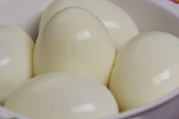Préparation des œufs durs pour la nourriture dans le bol — Photo