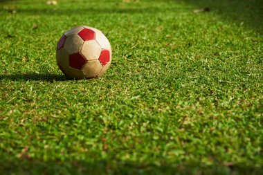 Çocuk parkında kırmızı bir futbol topu