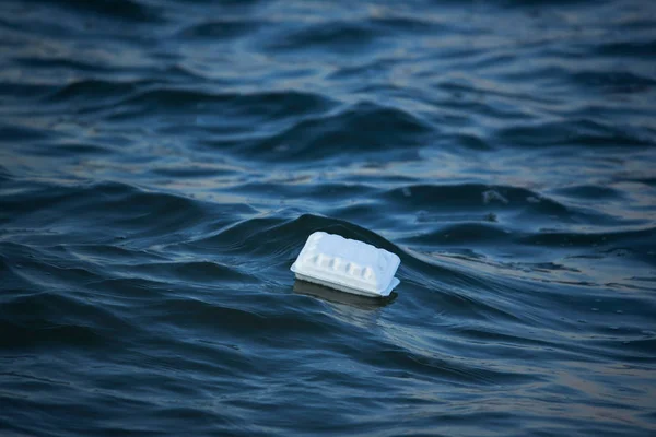 Una caja de espuma flotando en el mar — Foto de Stock
