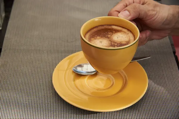 Ein Mann hält eine Tasse Kaffee in der Hand — Stockfoto