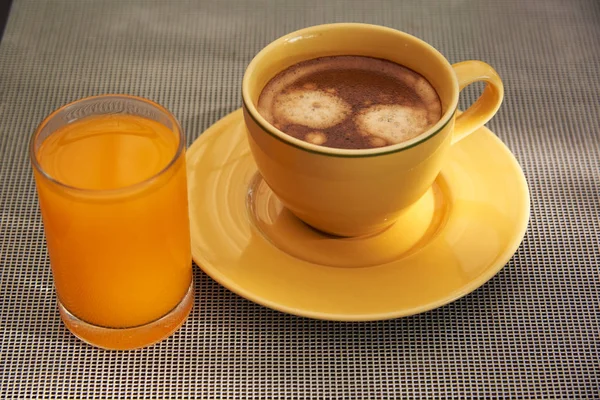 Una tazza di caffè caldo e succo d'arancia — Foto Stock