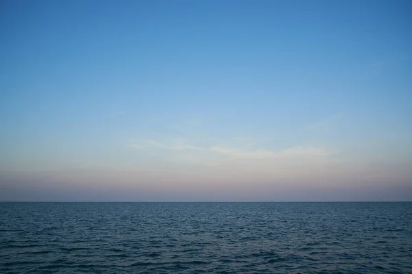 Hintergrund von schönen blauen Himmel und Meer — Stockfoto