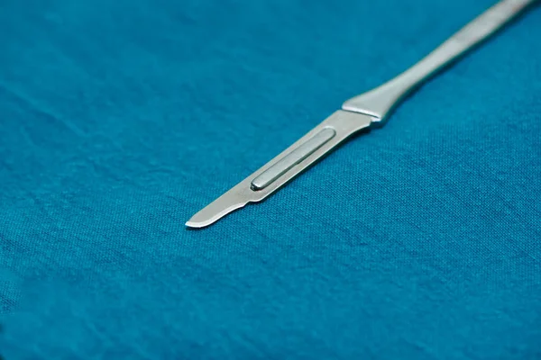 Sterilizovaná Chirurgická Čepel Číslo Zeleném Stole Operačním Sále — Stock fotografie