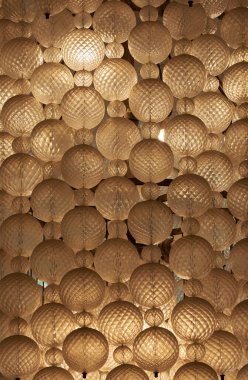 Aydınlatılmış asma küre lambalarının arka plan deseni