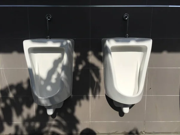 Řada Bílého Keramického Pisoáru Veřejných Záchodech Ranním Slunci — Stock fotografie