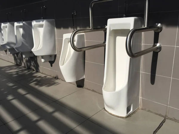 公共卫生间和晨光中排成排的白色陶瓷便池 — 图库照片