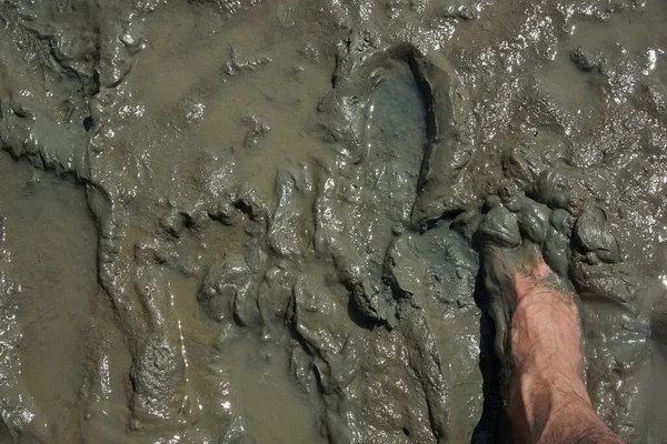 Ένα Πόδι Λάσπης Κατά Διάρκεια Του Περπατήματος Στην Παραλία Κατά — Φωτογραφία Αρχείου
