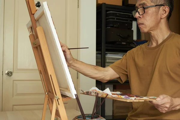 Een Aziatisch Mannelijk Volwassen Schilderij Het Doek Thuis — Stockfoto