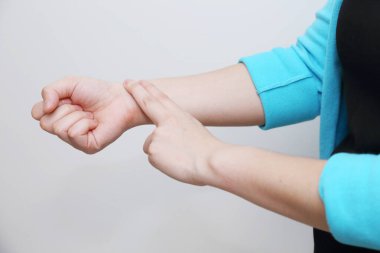 yalnız bir kadın kalp atışını ölçer.