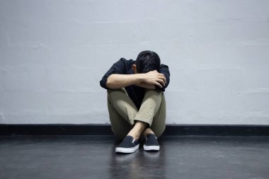 Ekonomik Buhran İşadamı Yerdeki Duvarın Yanında Oturuyor