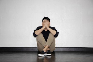 Ekonomik Buhran İşadamı Yerdeki Duvarın Yanında Oturuyor