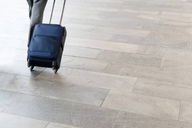 İş Adamı Kaldırımda Tekerlekli Bavulları Çekiyor