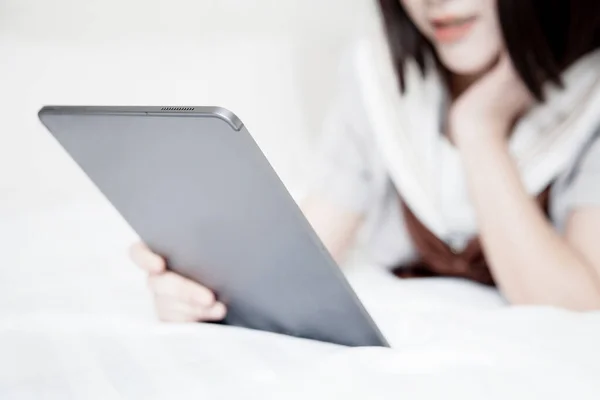 Asiática Mujer Jugando Tableta Cama — Foto de Stock