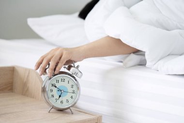 Bir Erkek Eli 'ne Yaklaş Sabah Saatin Alarmını Durdurmaya Çalış 