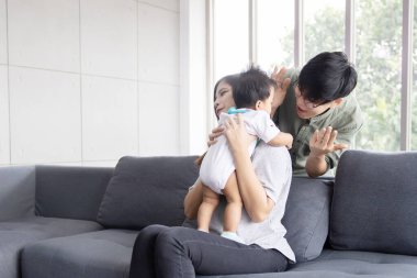 Asyalı LGBTQ çifti, Evlatlık Bebekleriyle Oturma Odasında oynuyor