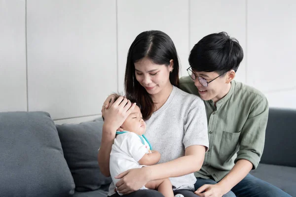 Azji Lesbijskie Para Trzyma Ich Sen Adoptowany Dziecko Ich Ramiona — Zdjęcie stockowe