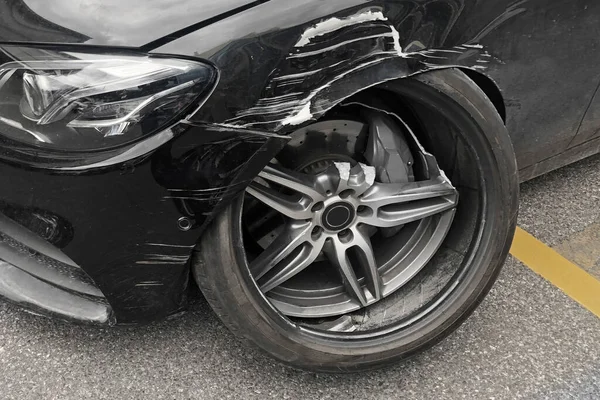 Uszkodzenia Kół Opon Spowodowane Wypadkiem Samochodowym — Zdjęcie stockowe