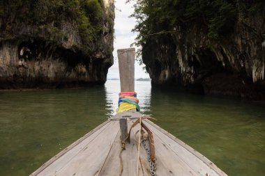 Krabi Tayland 'da Hong Adası' ndan geçen uzun kuyruklu teknenin görüntüsü.