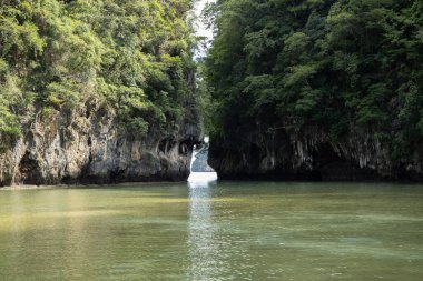 Krabi Tayland 'daki Hong Adası' nın içindeki Kapıya Bakış