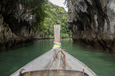 Krabi Tayland 'da Hong Adası' ndan geçen uzun kuyruklu teknenin görüntüsü.