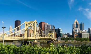 Mimari ve Köprülerle Pittsburgh Skyline Manzarası.