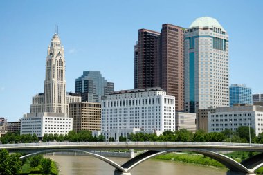 Columbus Ohio Yazın Mavi Gökyüzü ile Skyline.