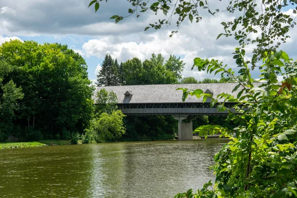 2020年夏にミシガン州フランケンマスにある木造橋 — ストック写真