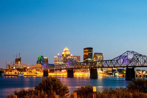 Louisville Kentucky Natten Med Ohio River Stockfoto