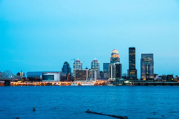 Louisville Kentucky Nachts Met Ohio River Rechtenvrije Stockfoto's