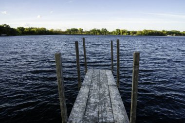 Açık bir günde Okoboji Gölü, Iowa 'da tahta kaldırım.