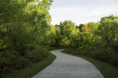 Iowa 'da Okoboji Gölü' nde bisiklet yolu.