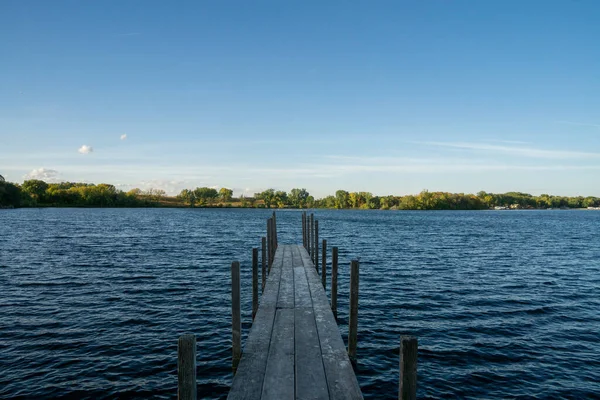 Açık Bir Günde Okoboji Gölü Iowa Tahta Kaldırım — Stok fotoğraf