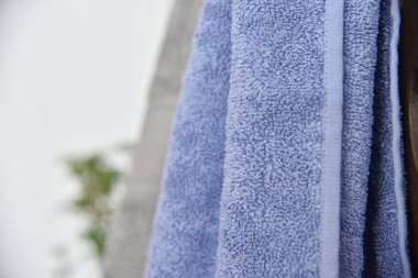 Masanın üzerinde yumuşak pamuklu havlu. Otel Havluizole. Spa Havlu Koleksiyonu. 