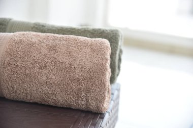 Masanın üzerinde yumuşak pamuklu havlu. Otel Havluizole. Spa Havlu Koleksiyonu. 