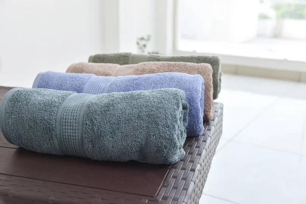 Masanın üzerinde yumuşak pamuklu havlu. Otel Havluizole. Spa Havlu Koleksiyonu. 