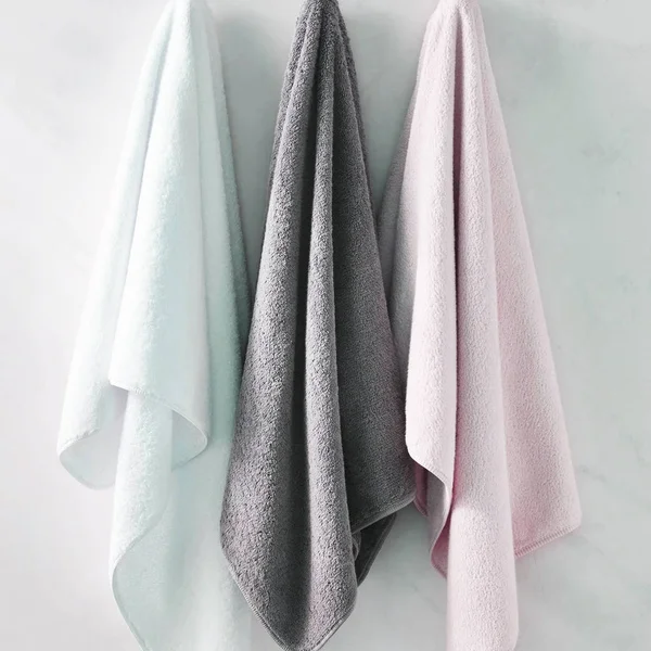 Wiszący bawełniany ręcznik na białym tle — Zdjęcie stockowe