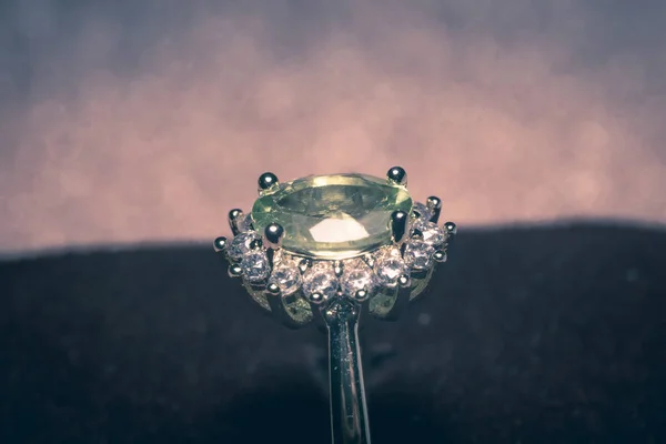 Dyrbara Gyllene Ring Med Olivgrön Sten Naturliga Peridot — Stockfoto